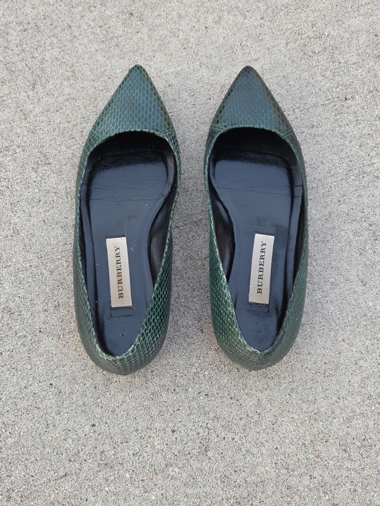 Burberry Shoes - BURBERRY Green Pointed Snakeskin-Texture Flats Sz 38EU